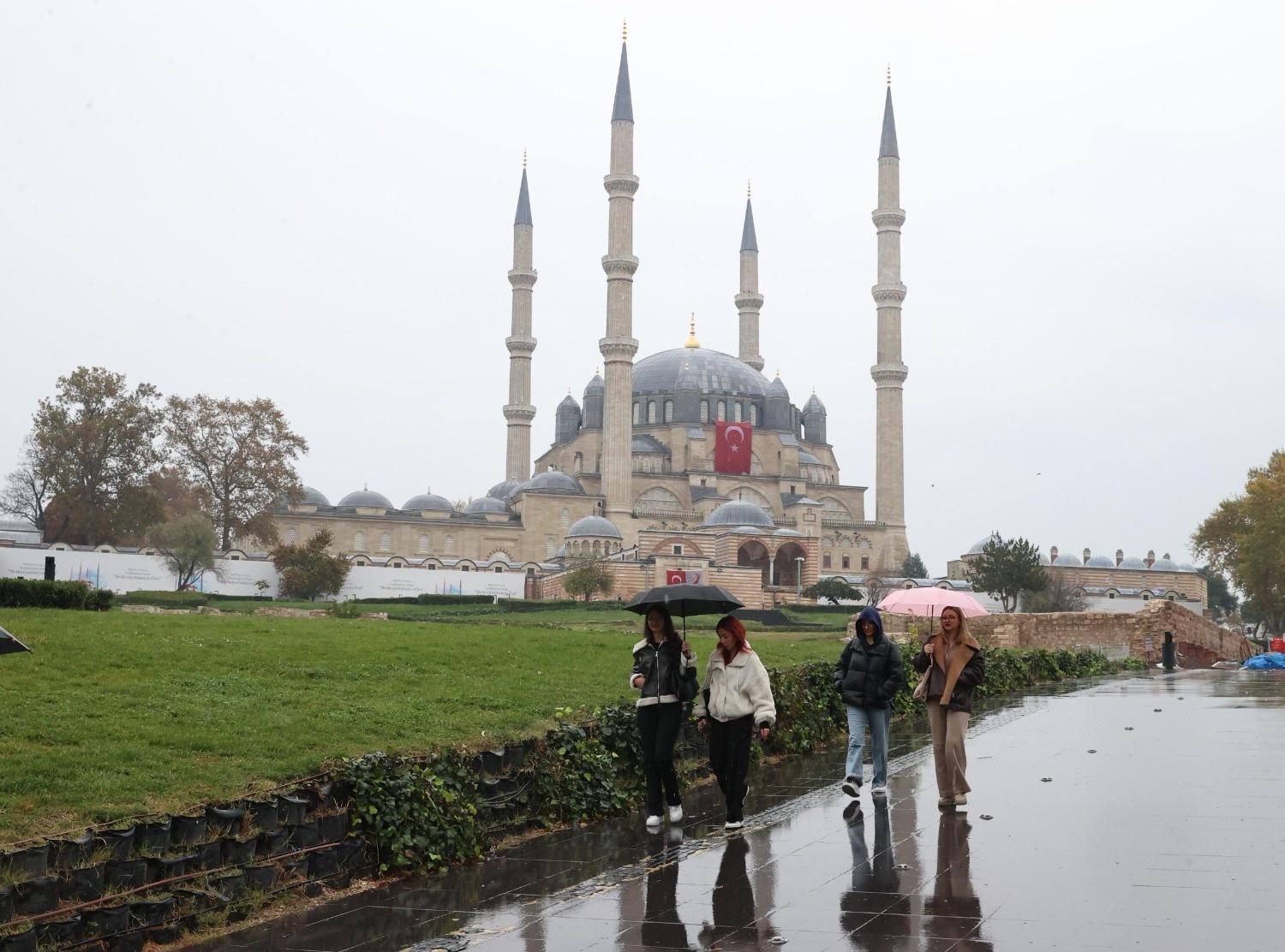Western Türkiye braces for storm, dust after spring-like spell