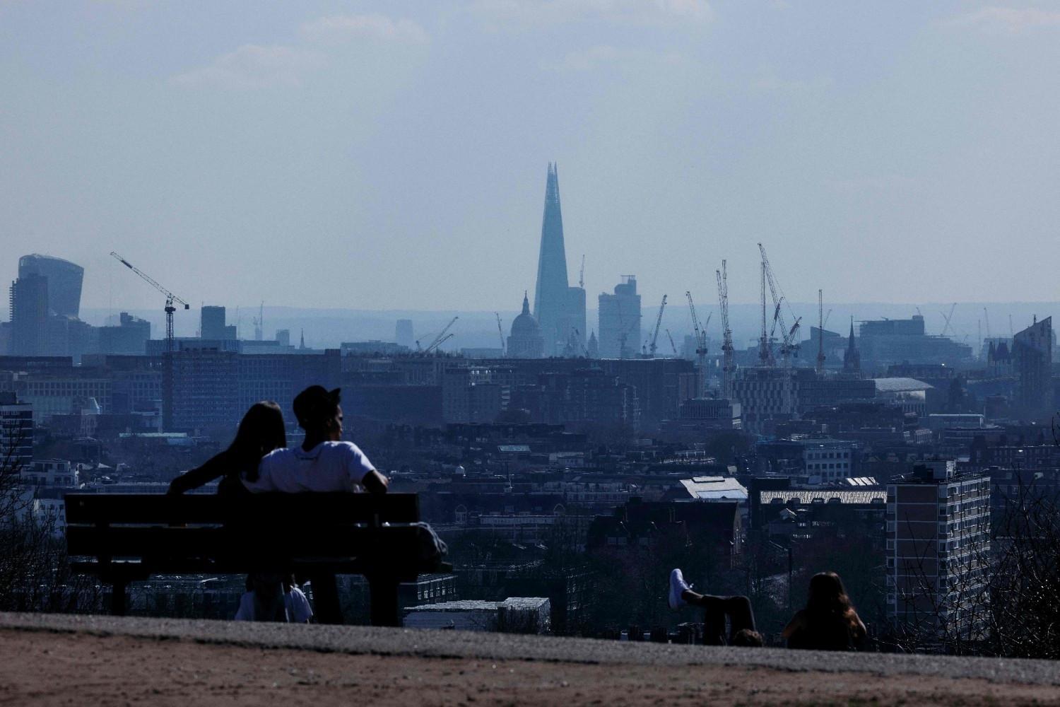 UK unemployment rises to five-year high of 5.2 pct: official
