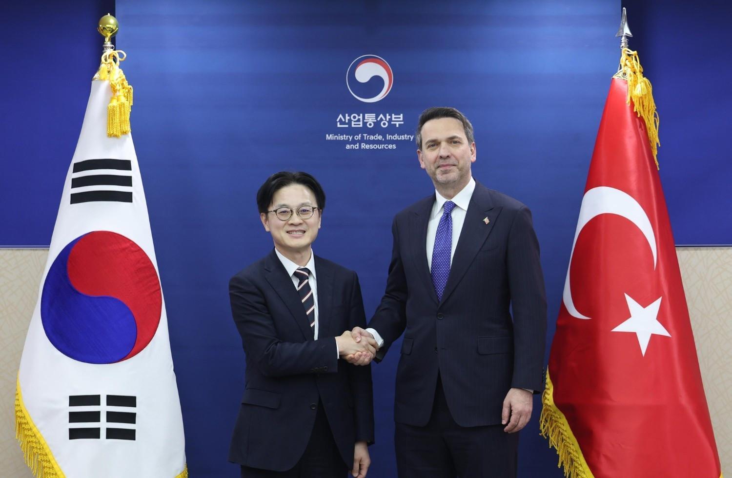 Energy Minister Bayraktar holds talks in South Korea