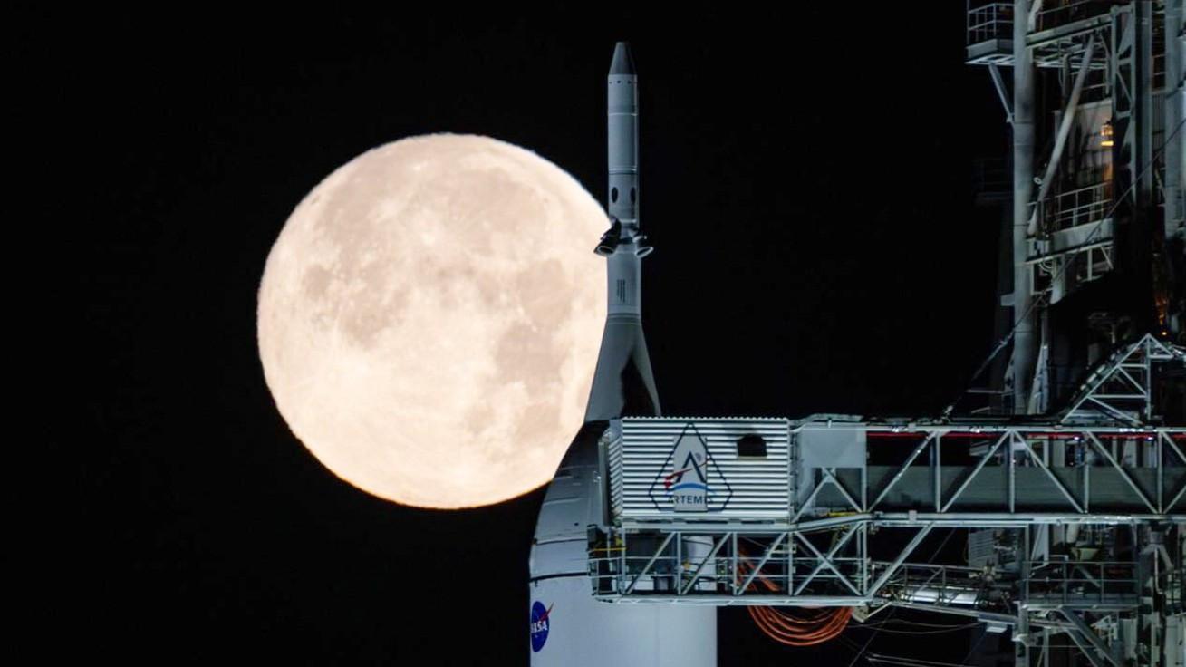 Old Apollo rocks shed new light on the moons magnetic field