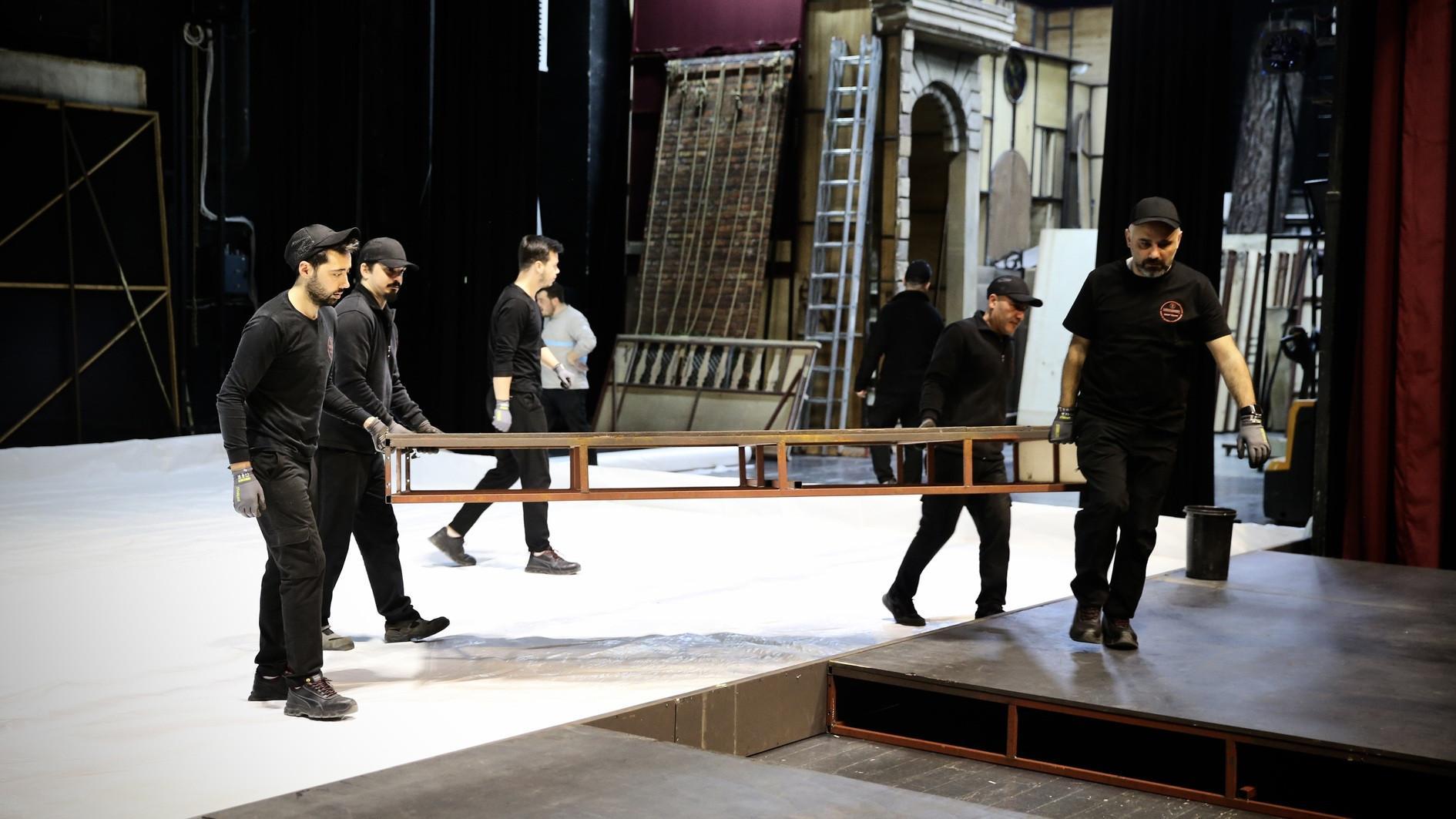 Invisible heroes of opera: Men in Black