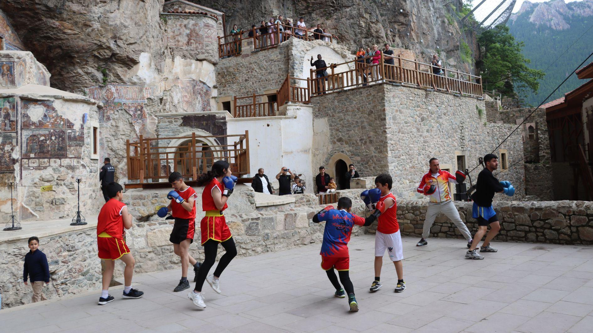 Black Sea city showcases its iconic sites through live sports shows