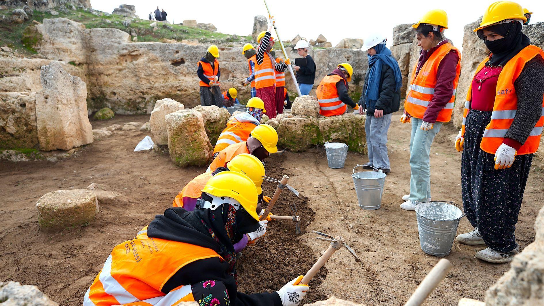 Women trace history at ancient castle