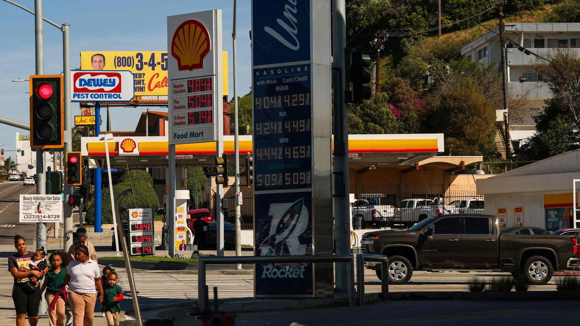 Oil extends gains and stocks drop as Iran conflict spreads