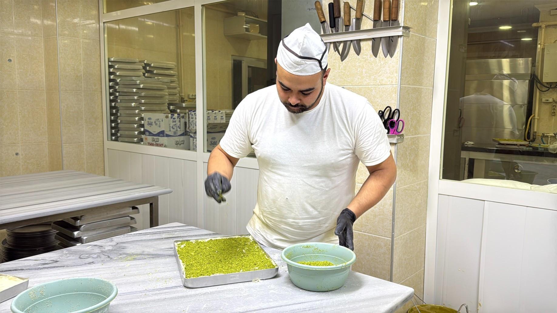 Turkish baklava makers work non-stop for Ramadan rush