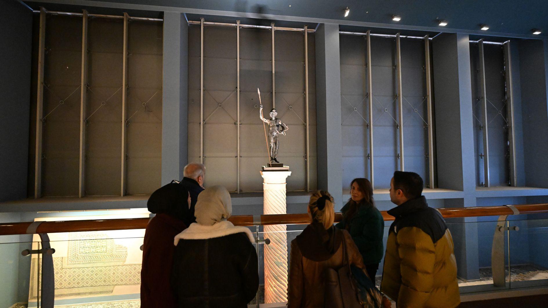 Viewing platform installed for Mars statue