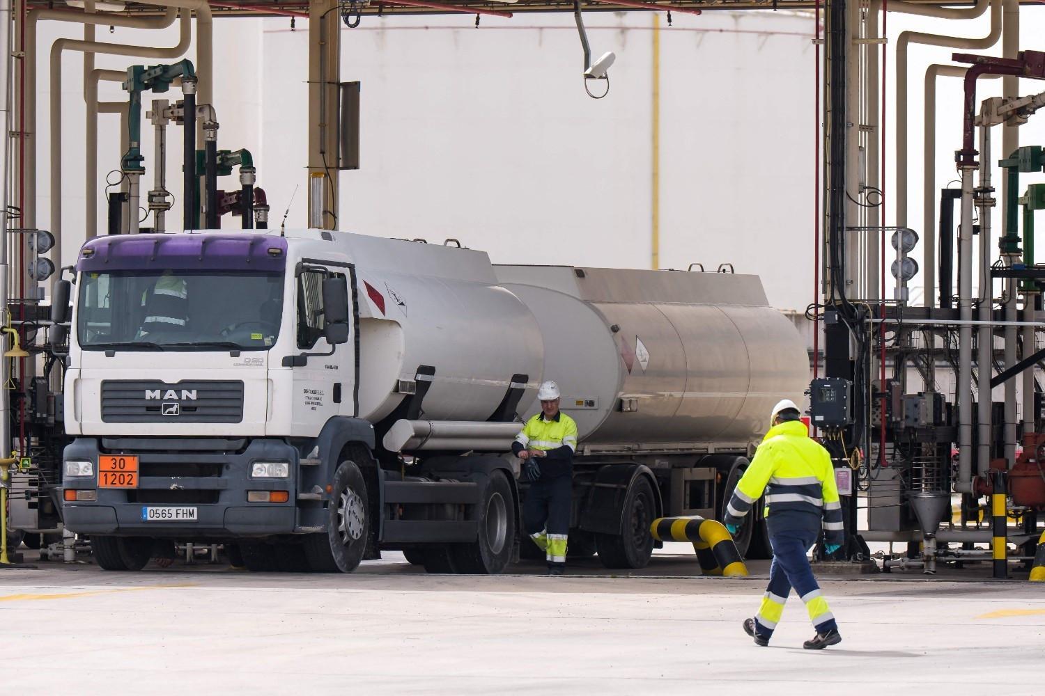 Oil prices surge as Mideast war rages