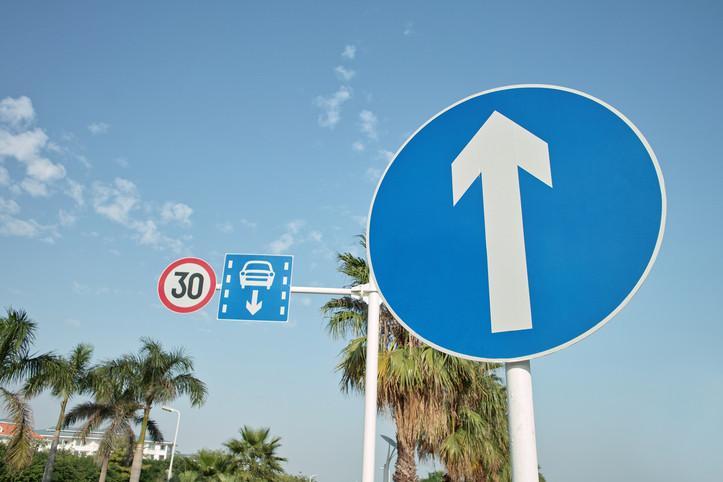 HIZ LİMİTİ VE GÜNCEL CEZA TUTARLARI 2026 - YENİ DÜZENLEME || Yerleşim yeri içi ve yerleşim yeri dışı yeni hız sınırı ne oldu, kaç km Hız limiti aşımı/ihlali cezası ne kadar, kaç lira