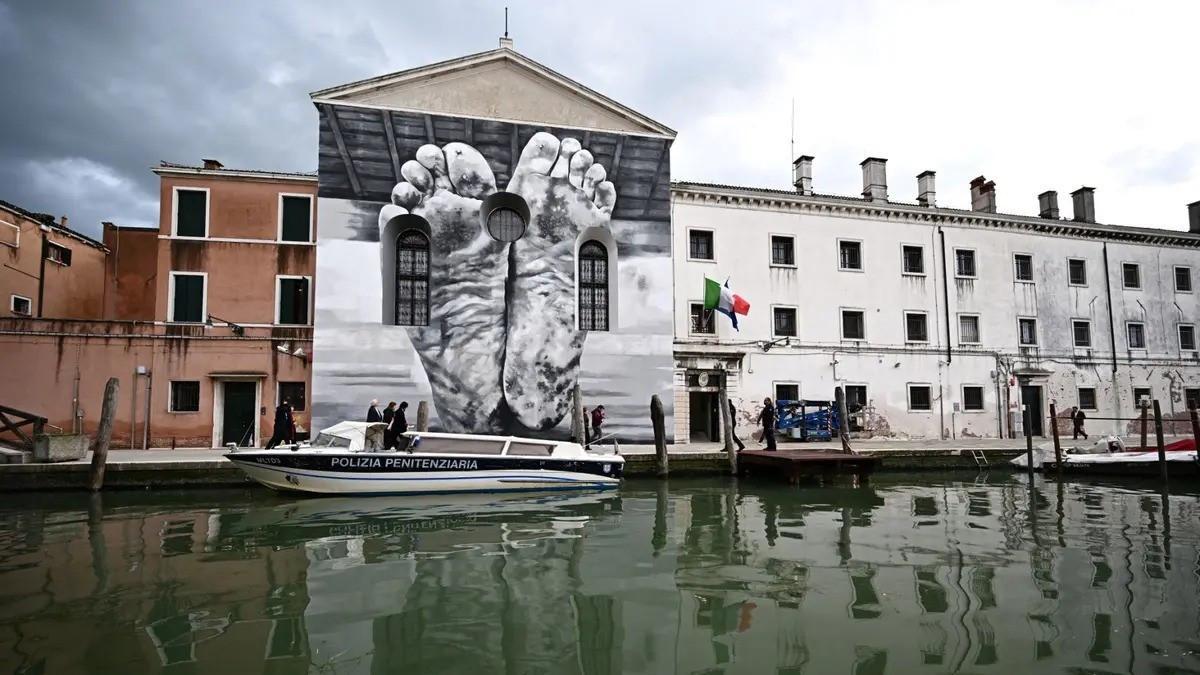 Critics round on Venice Biennale after Russia included