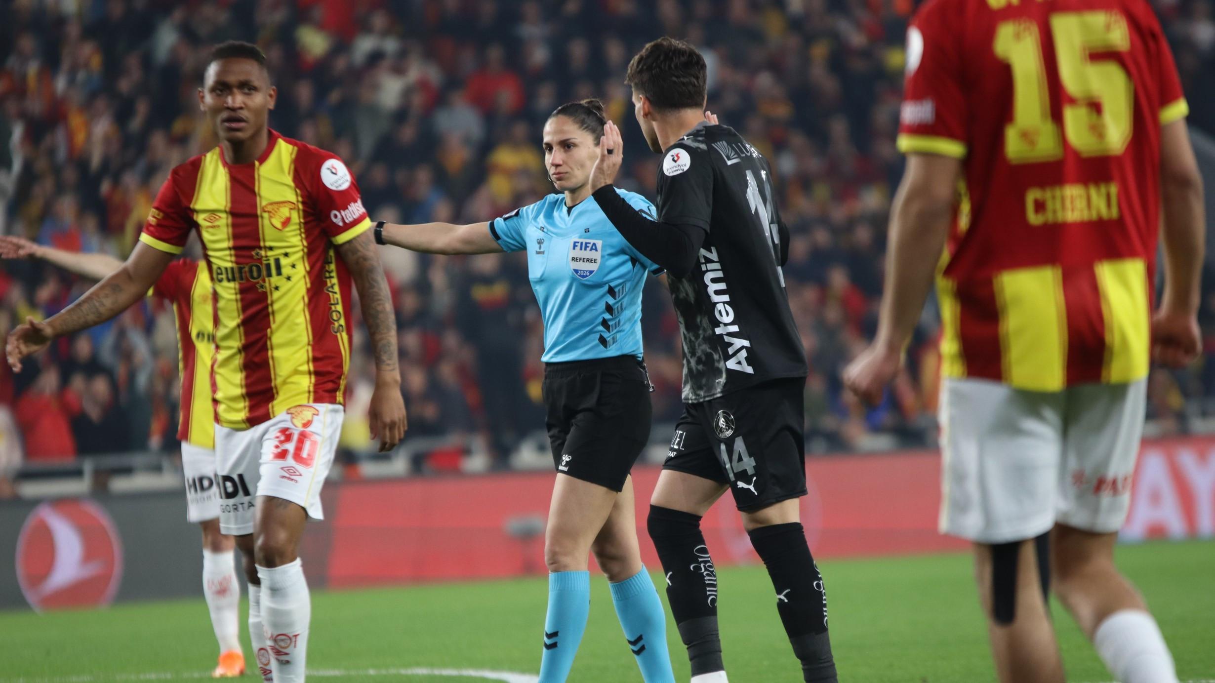 Woman referee officiates Süper Lig match for first time since 2004