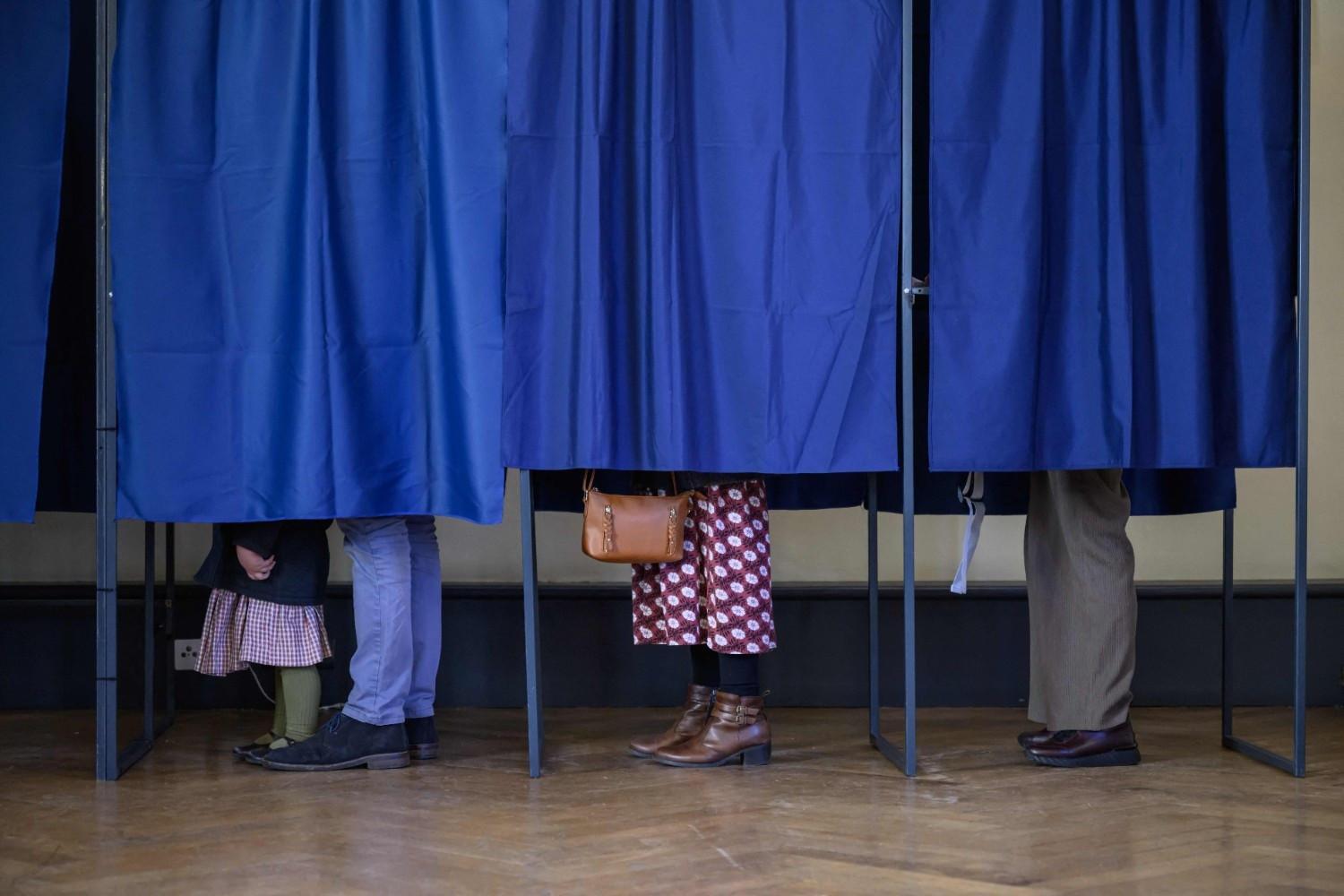 Left leads in Paris, far right eyes gains in France local polls