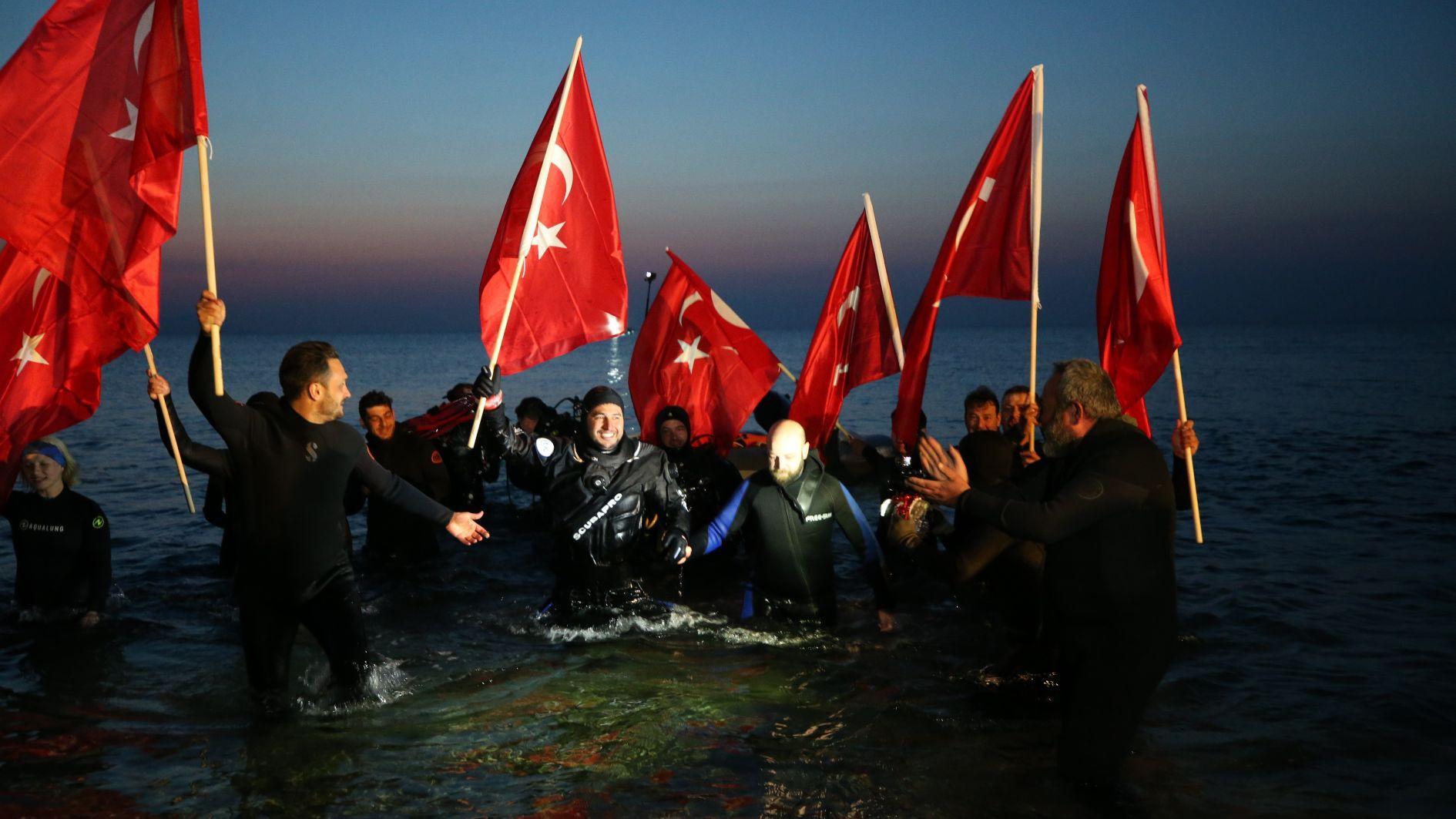 Diver breaks world record in tribute to Gallipoli victory