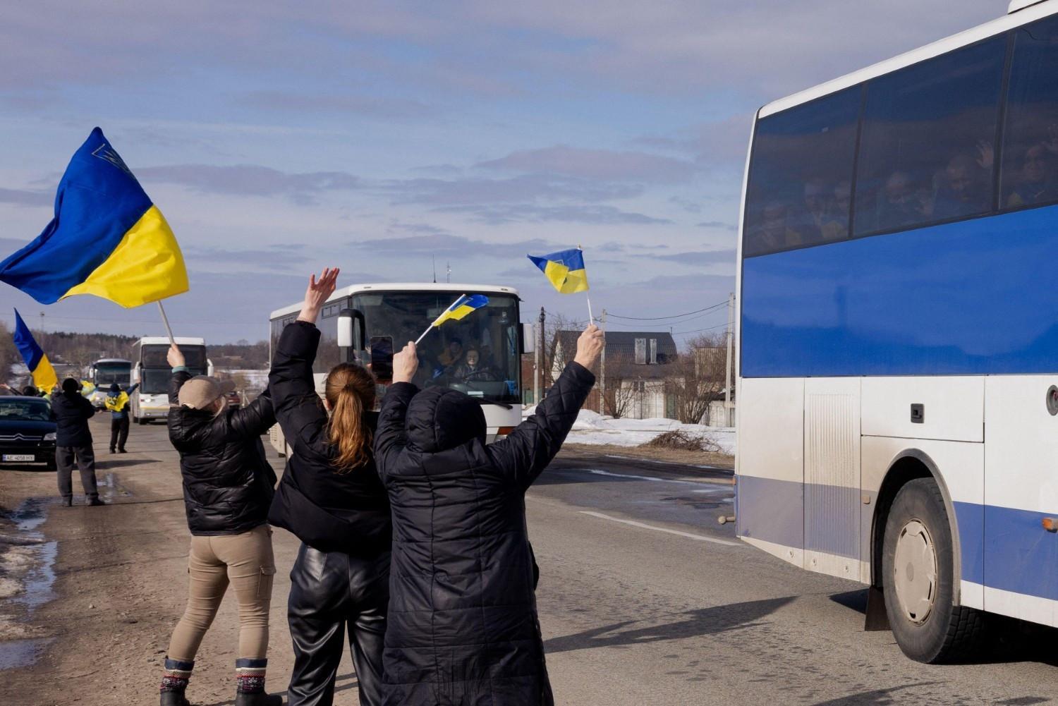 Ukrainians greet POWs with tears and cheers