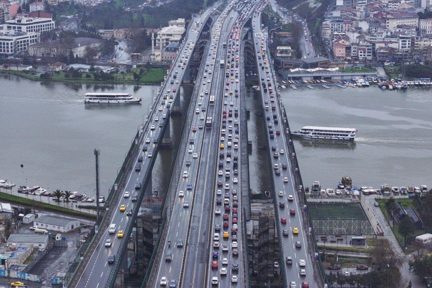 Schools resume in Türkiye as post-Eid travel surge grips highways