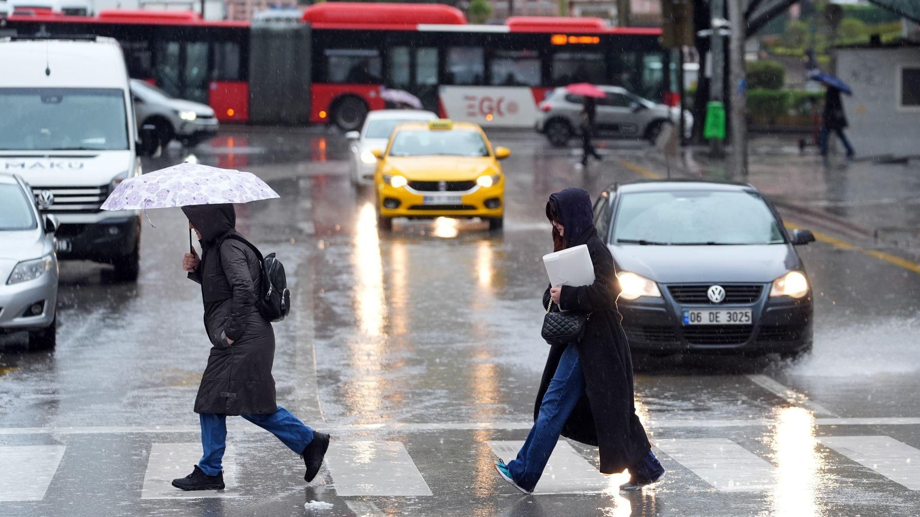 Red skies signal dust storm across Türkiye