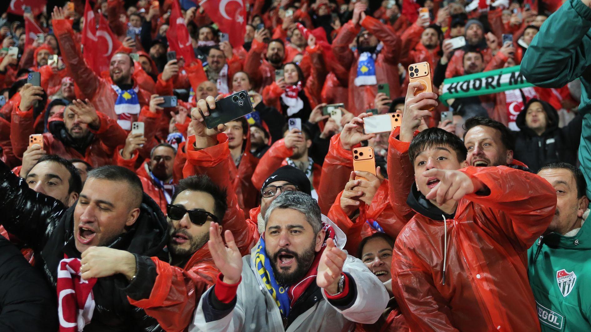 World Cup fever drives Turkish fans toward costly US trips