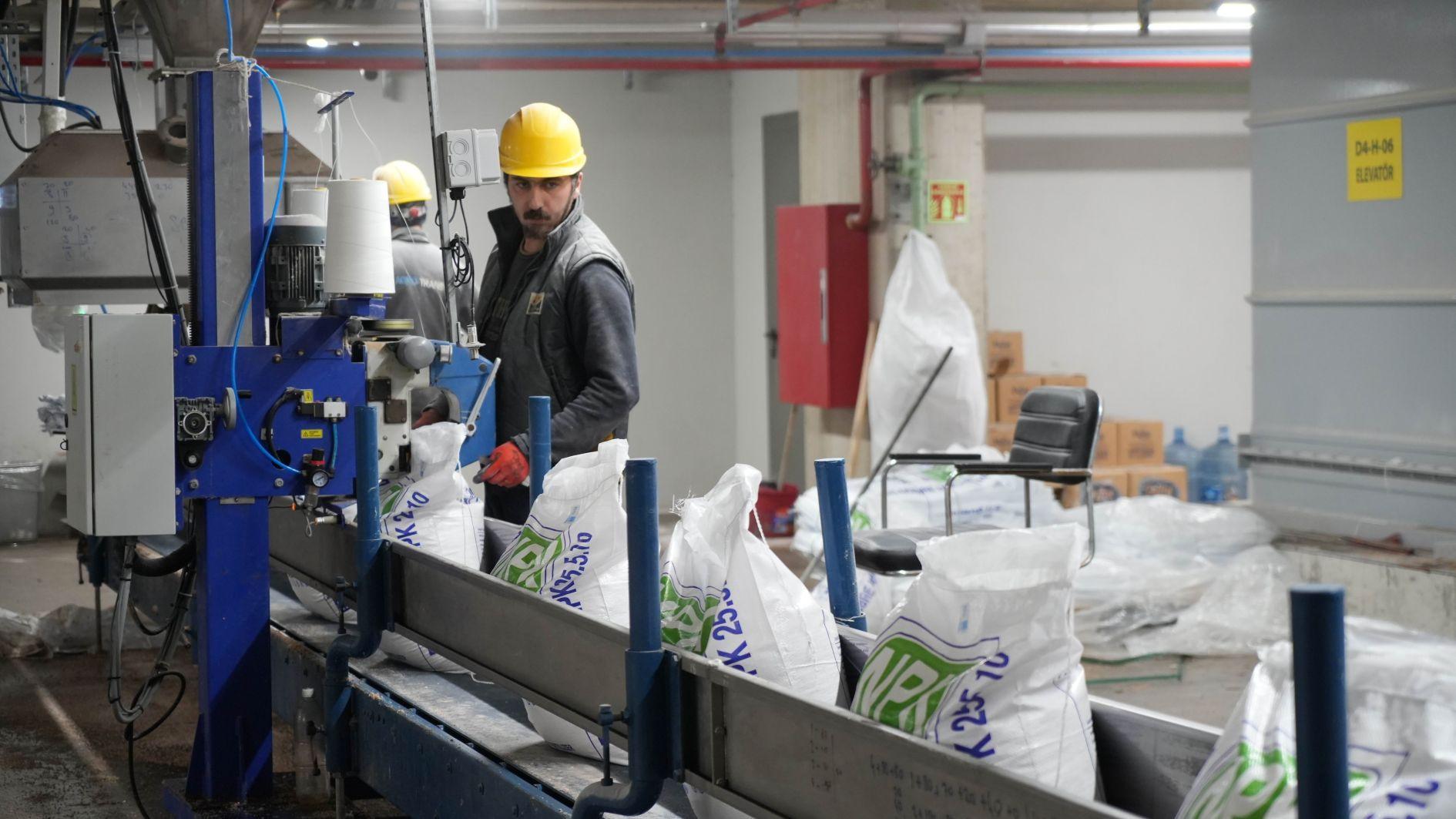 Government cuts fertilizer import tariffs amid price surge