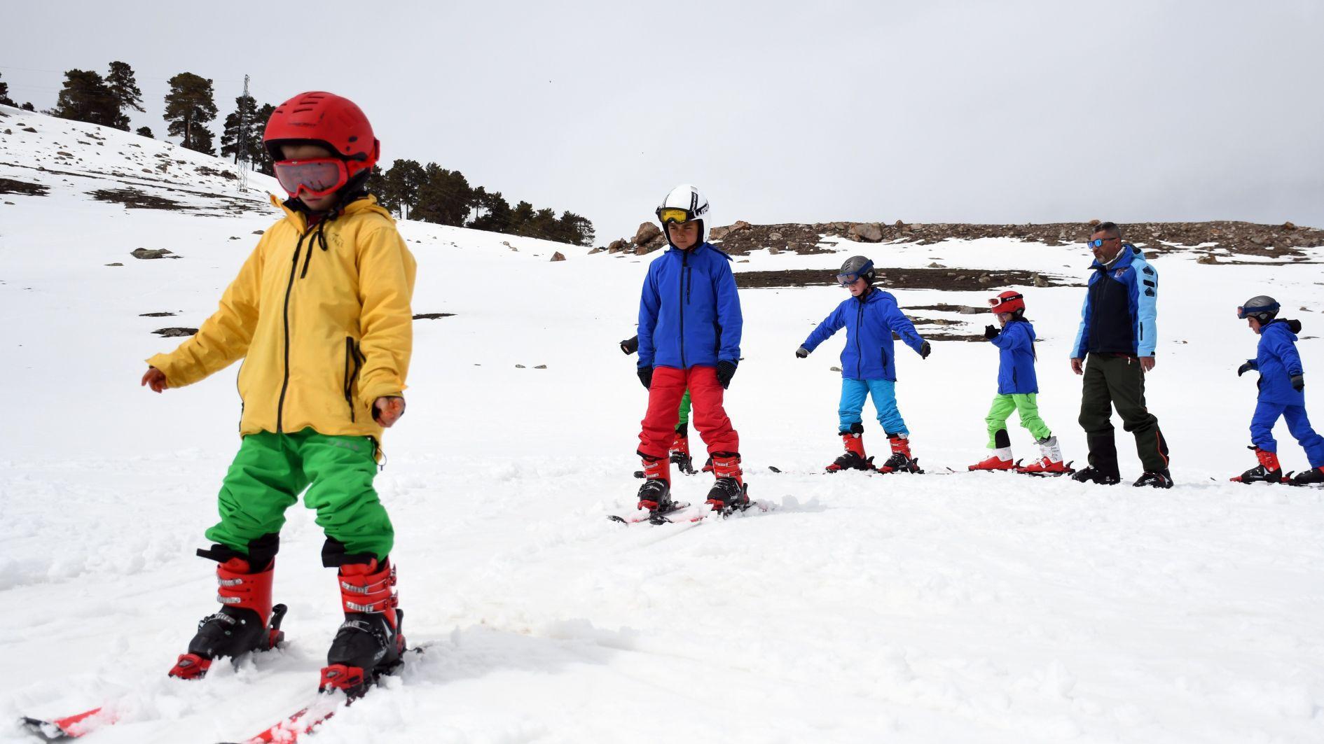Kars introduces 2,000 students to skiing at Sarıkamış resort