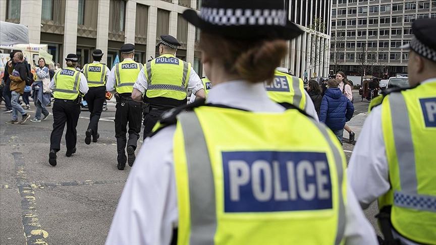 UK gov't vows to cut knife crime within 10 years