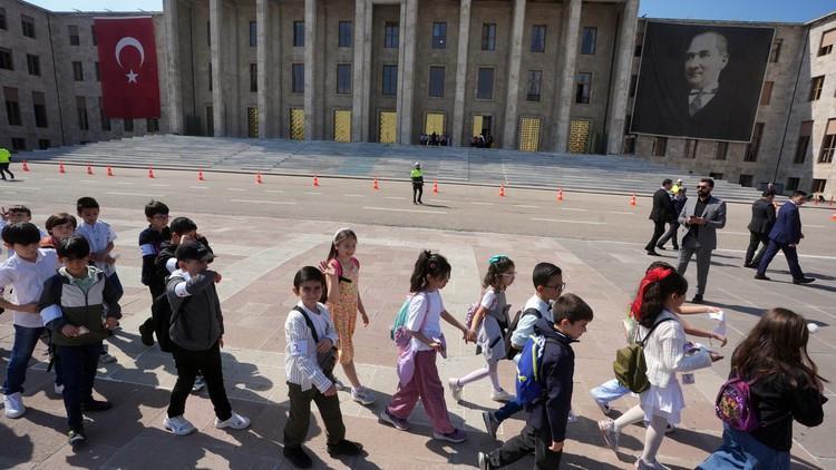 Turkish parliament to showcase students’ wishes for Children’s Day