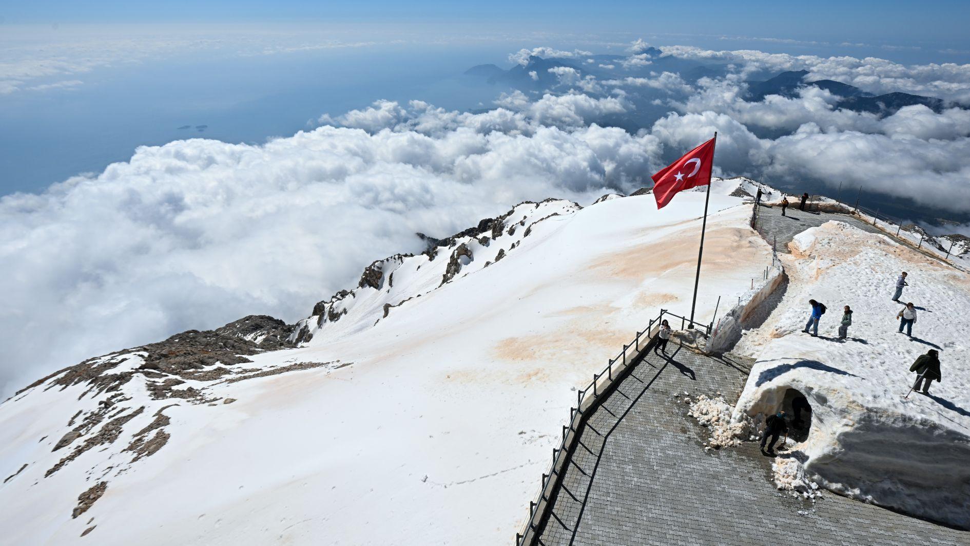 Snowy summit of Tahtalı Mountain attracts visitors in spring