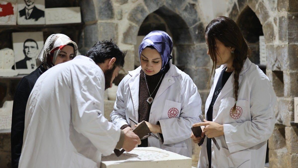 Artisans engrave historic patterns onto Mardin stone