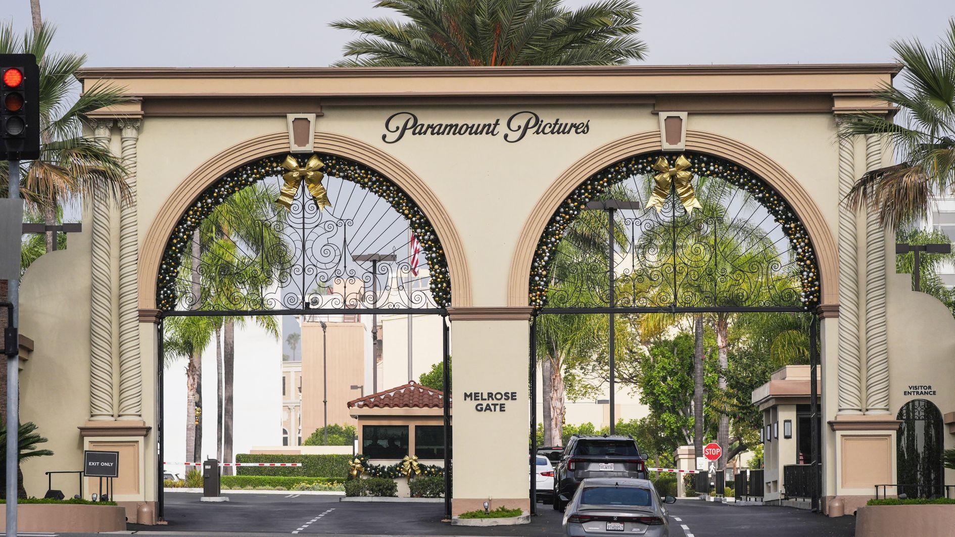 Hollywood stars sign open later against Paramount-Warner deal