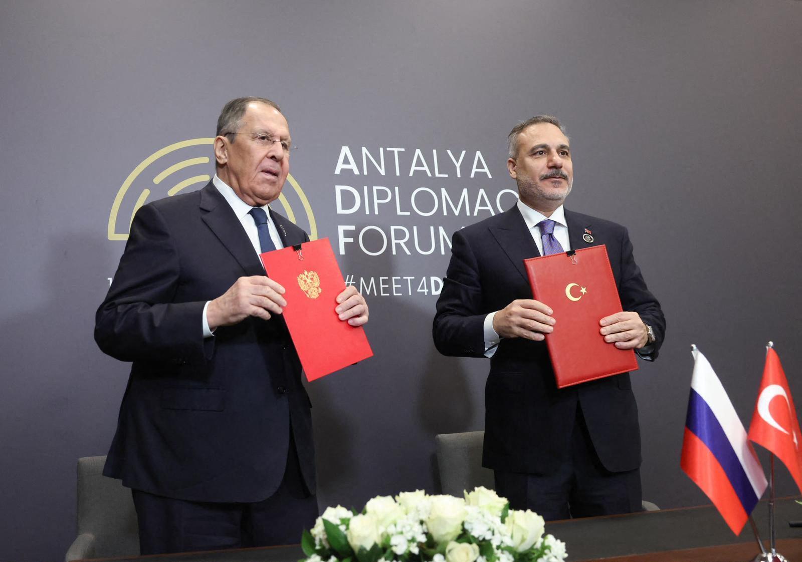 Fidan meets British, Russian counterparts at Antalya Diplomacy Forum