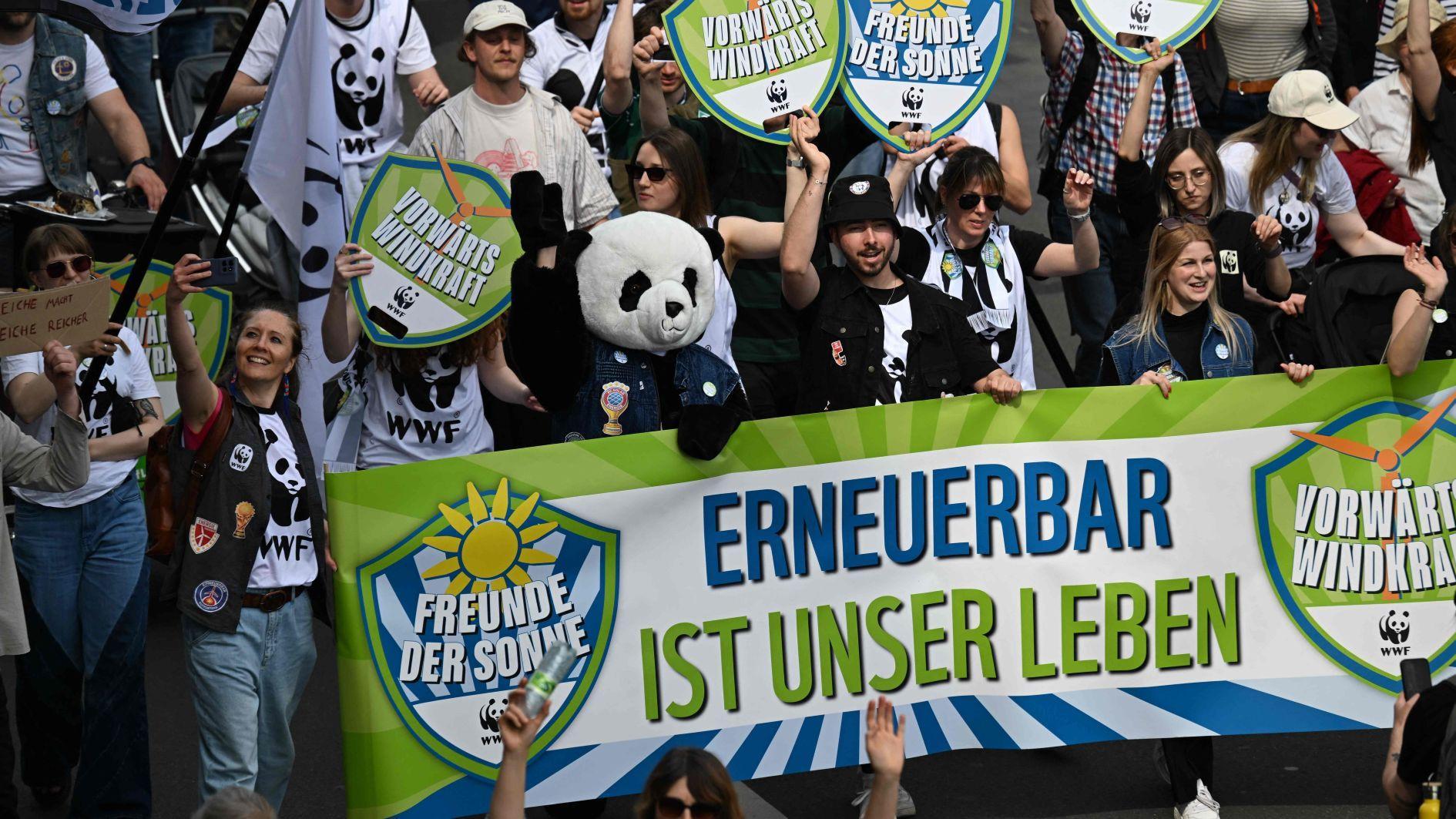 Thousands of people call for faster green shift in Germany