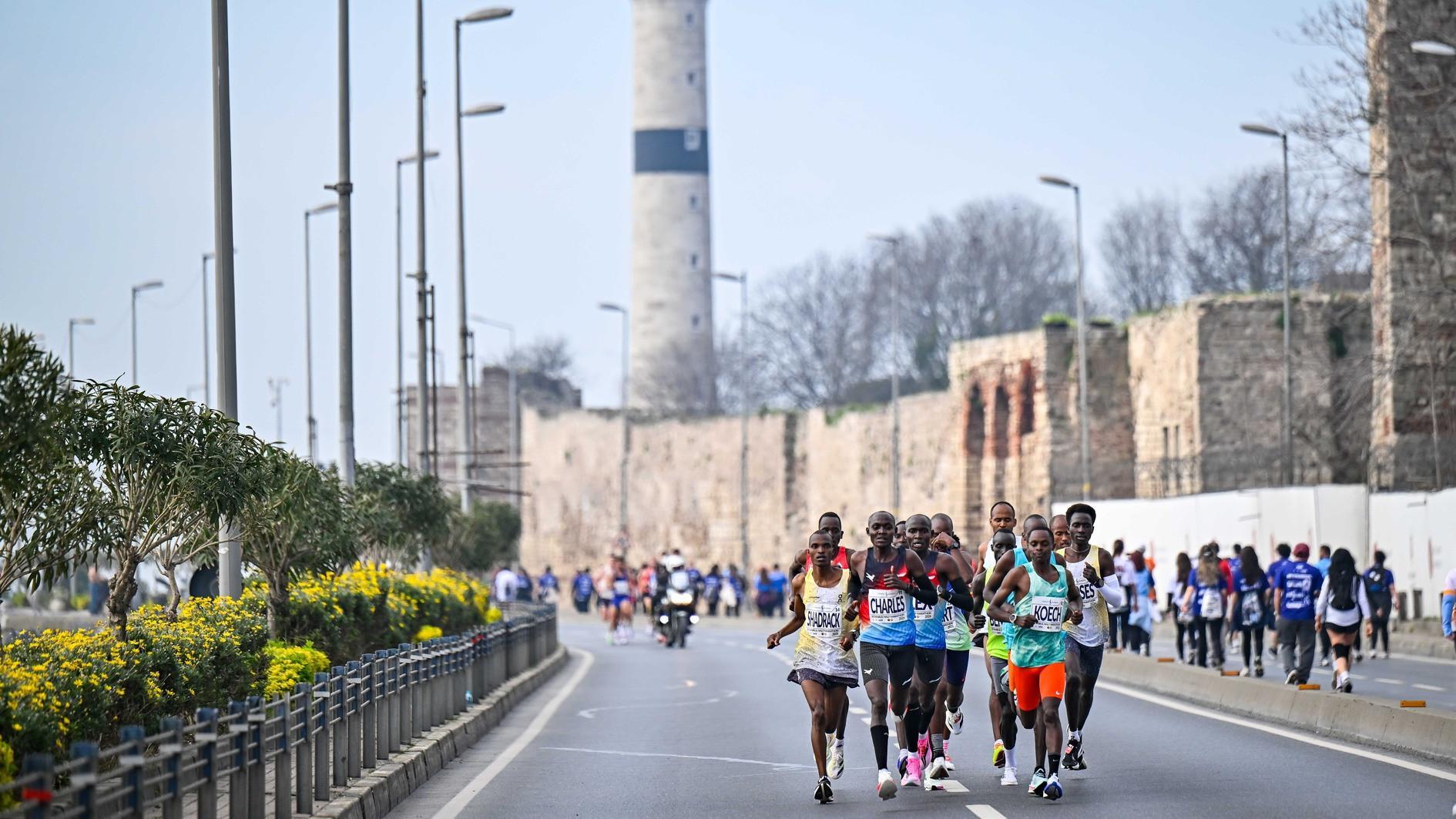 New records set as athletes navigate Istanbul’s historic route