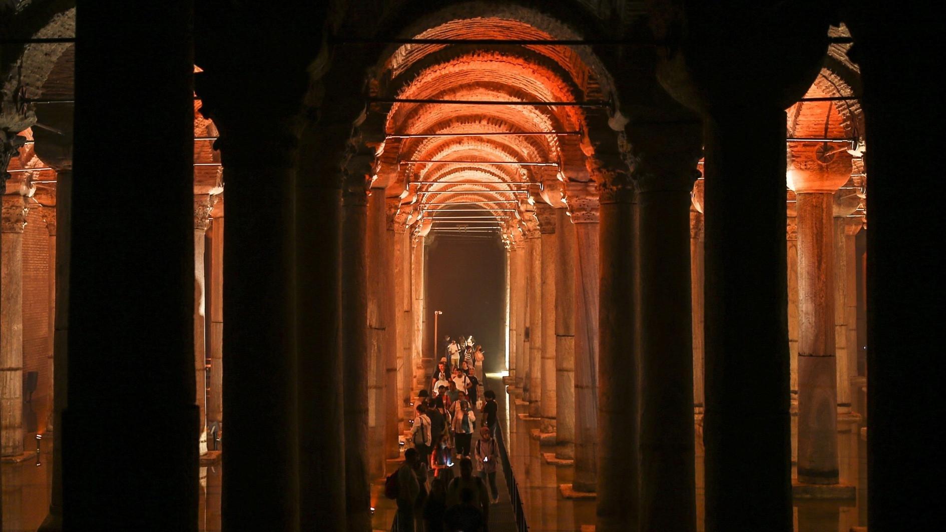 Rush at Basilica Cistern as entry fee drops to 1 lira for Turkish citizens