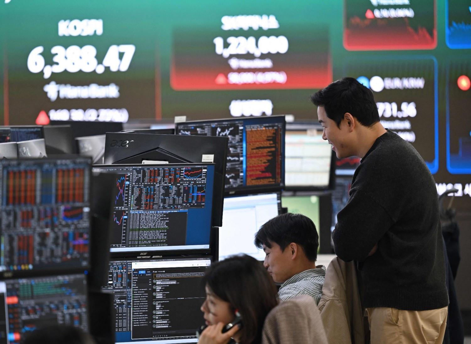 Oil prices dip, stocks rise on lingering Iran peace hopes