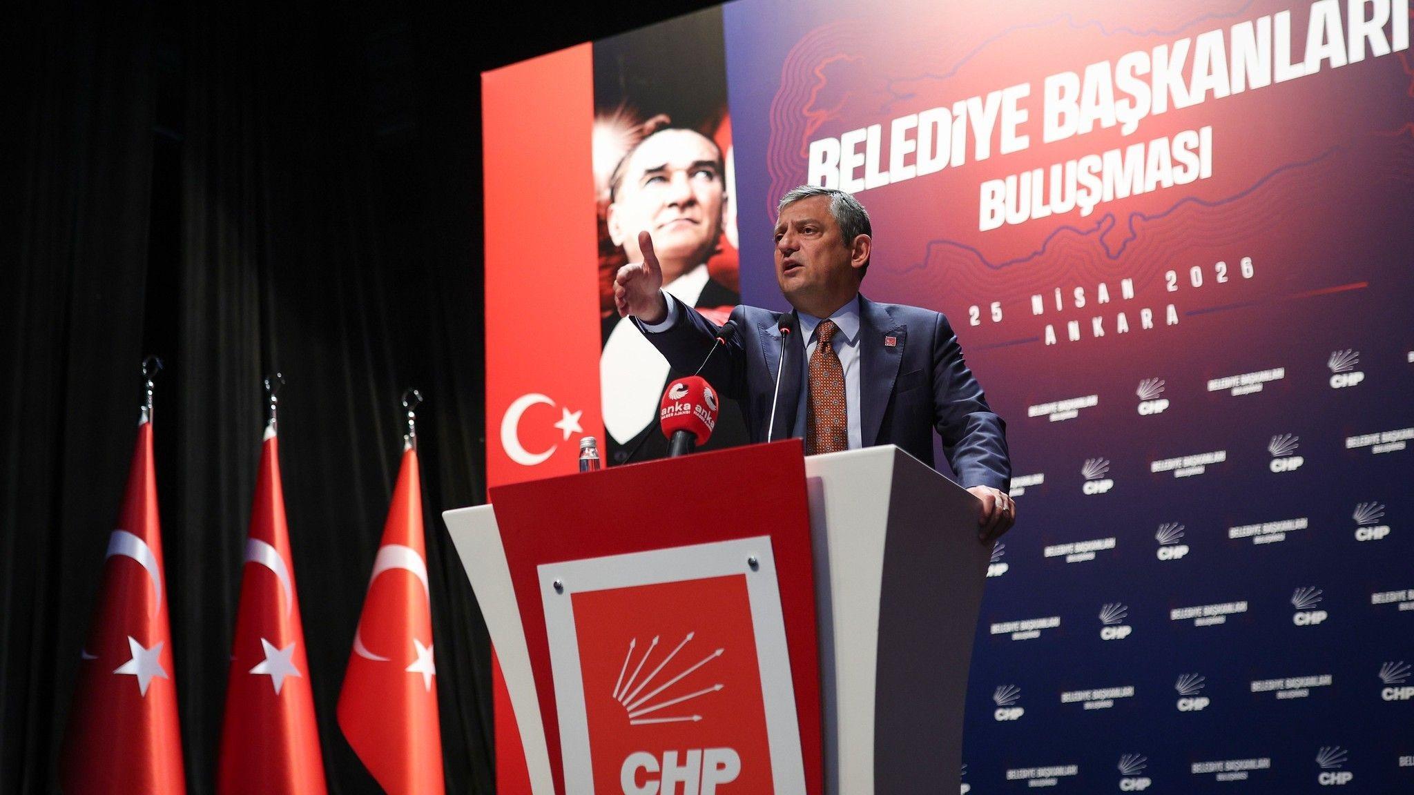 Özel rallies CHP mayors, pledges stronger cooperation