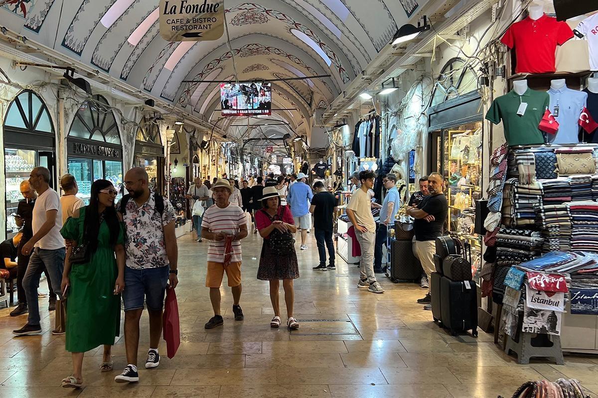 Tourist spending on clothing and souvenirs declines in first quarter