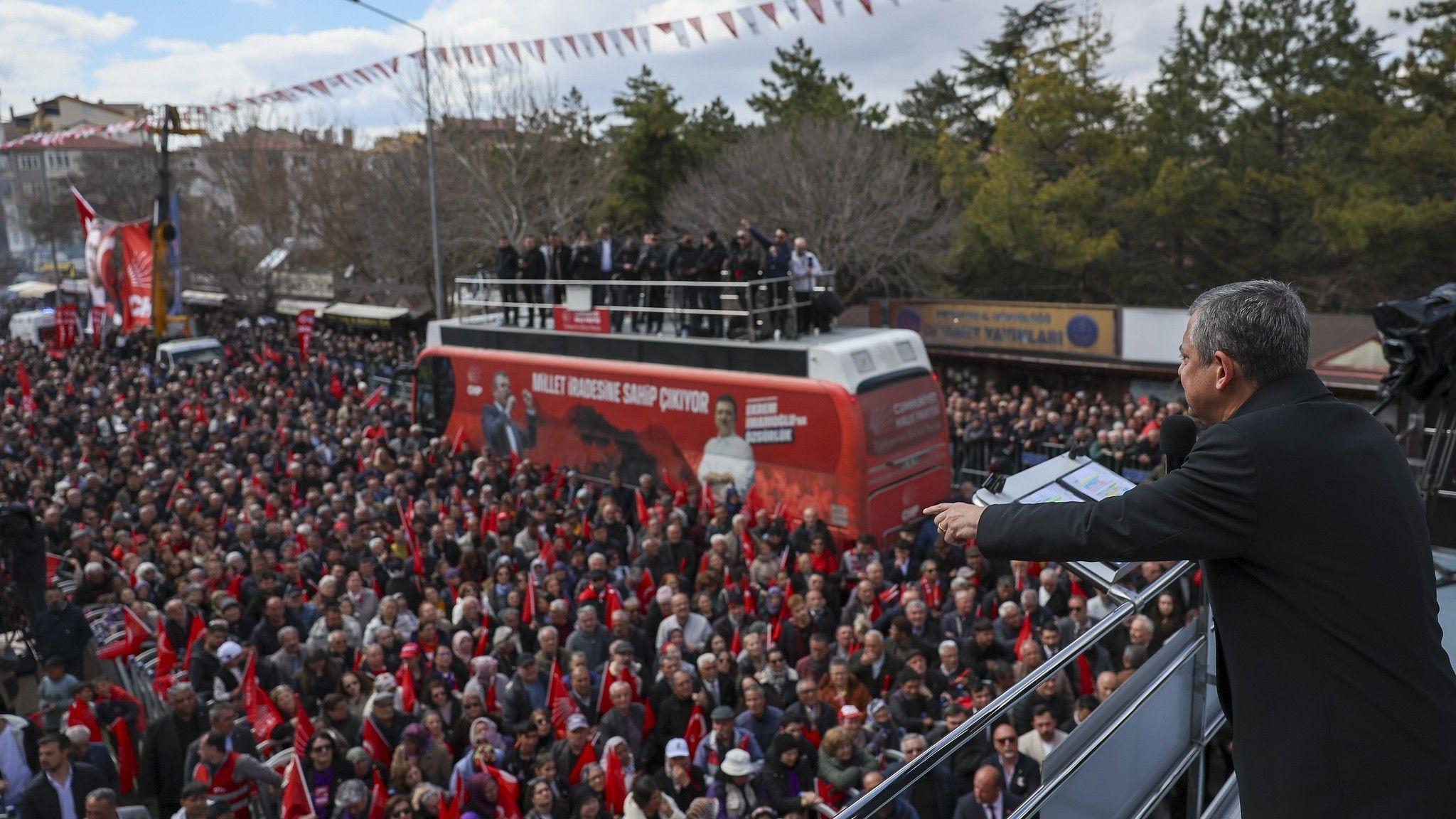 Özel vows end to 'privileges' under CHP rule