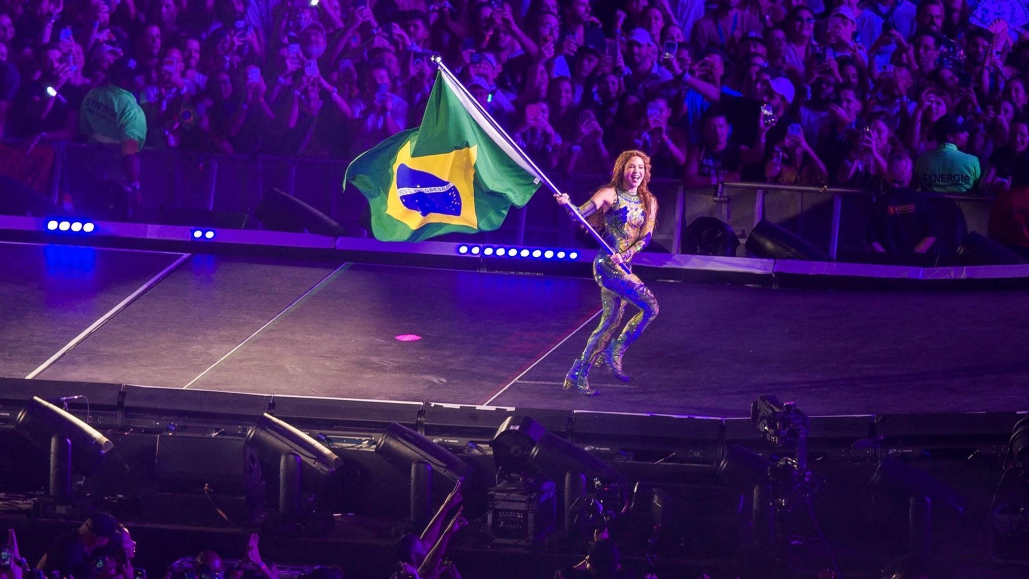 Shakira thrills fans on Rio's Copacabana beach