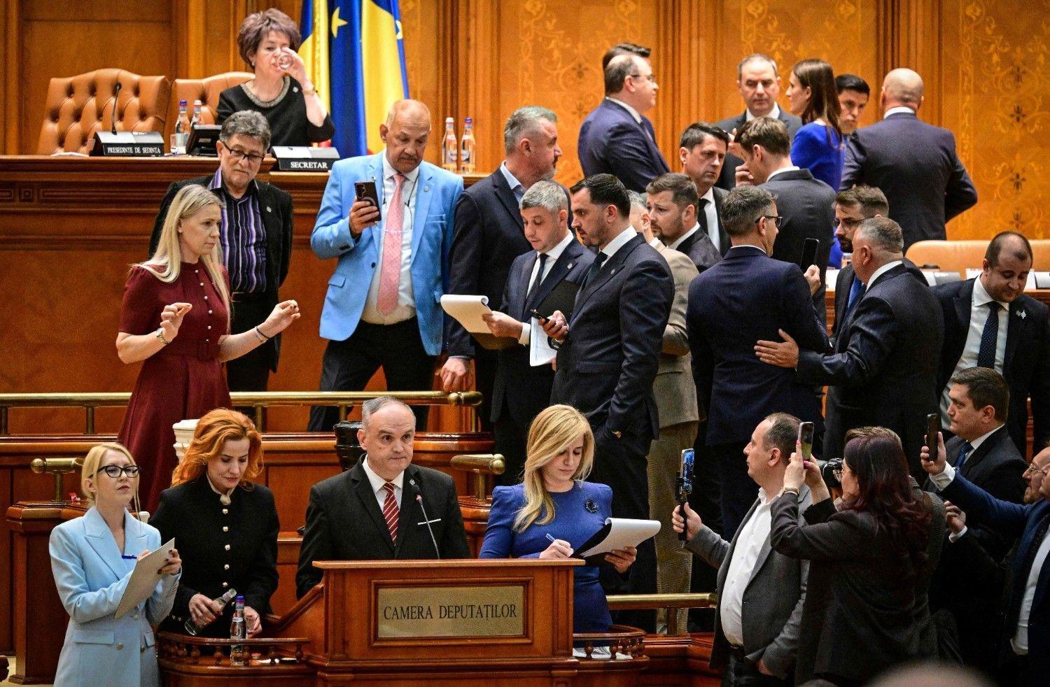 Romanian pro-EU PM loses no-confidence motion