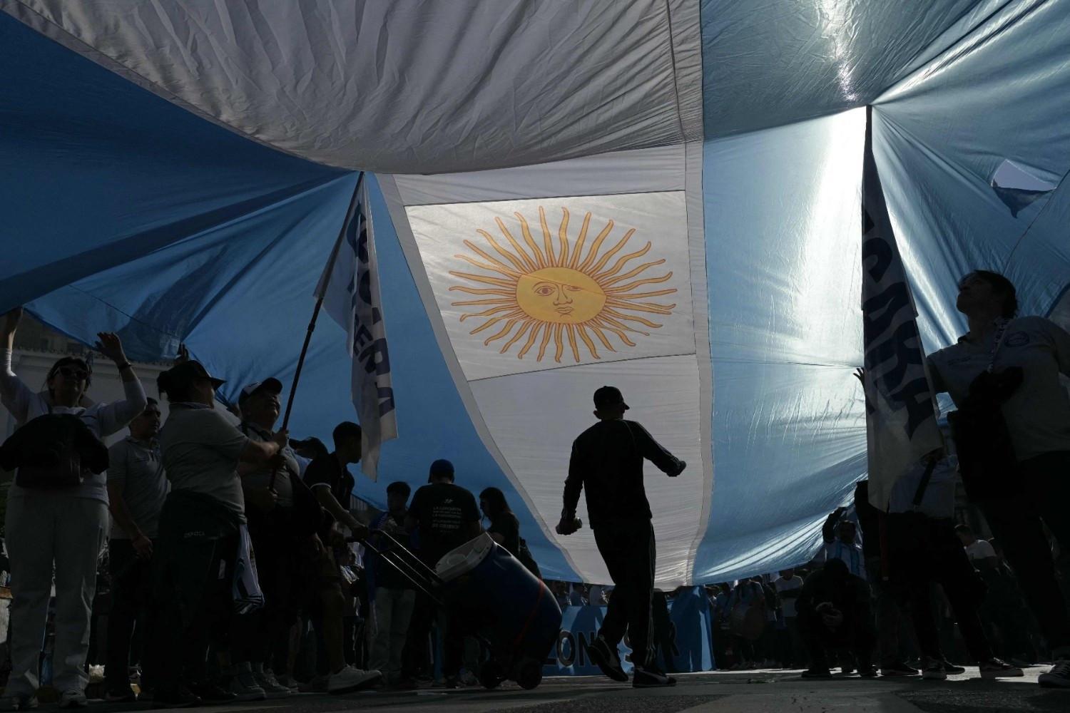 Fitch lifts Argentina's credit rating to 'B-'