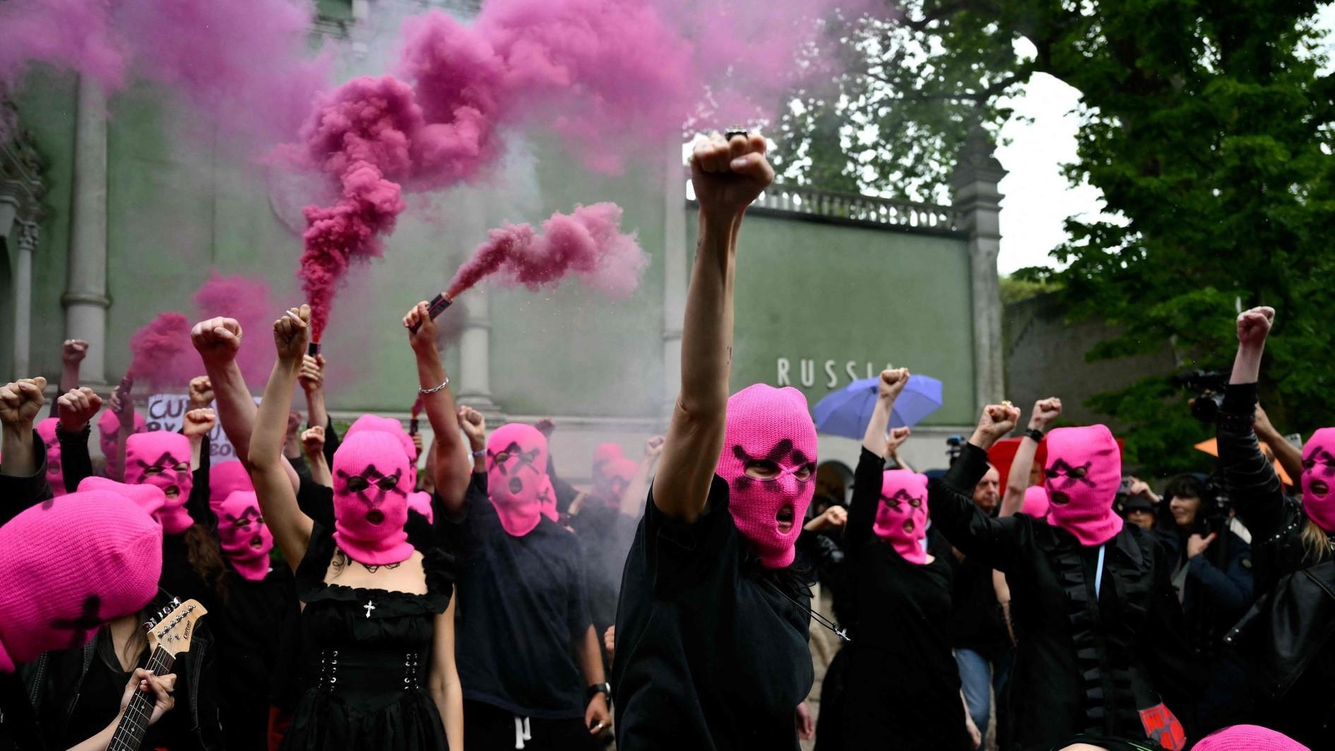 Protests as Venice Biennale opens in turmoil over Russian presence
