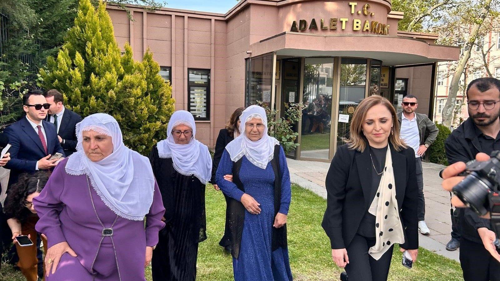 Mothers’ peace initiative meet parties, seek Öcalan visit
