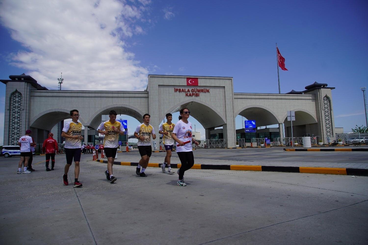 Türkiye gears up for May 19 holiday as athletes carry soil from Atatürk’s birthplace