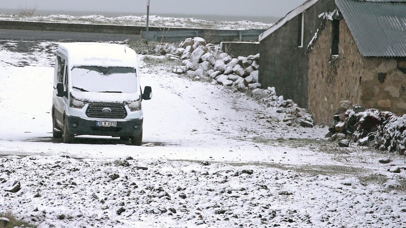 Unseasonal snow hits east ahead of summer