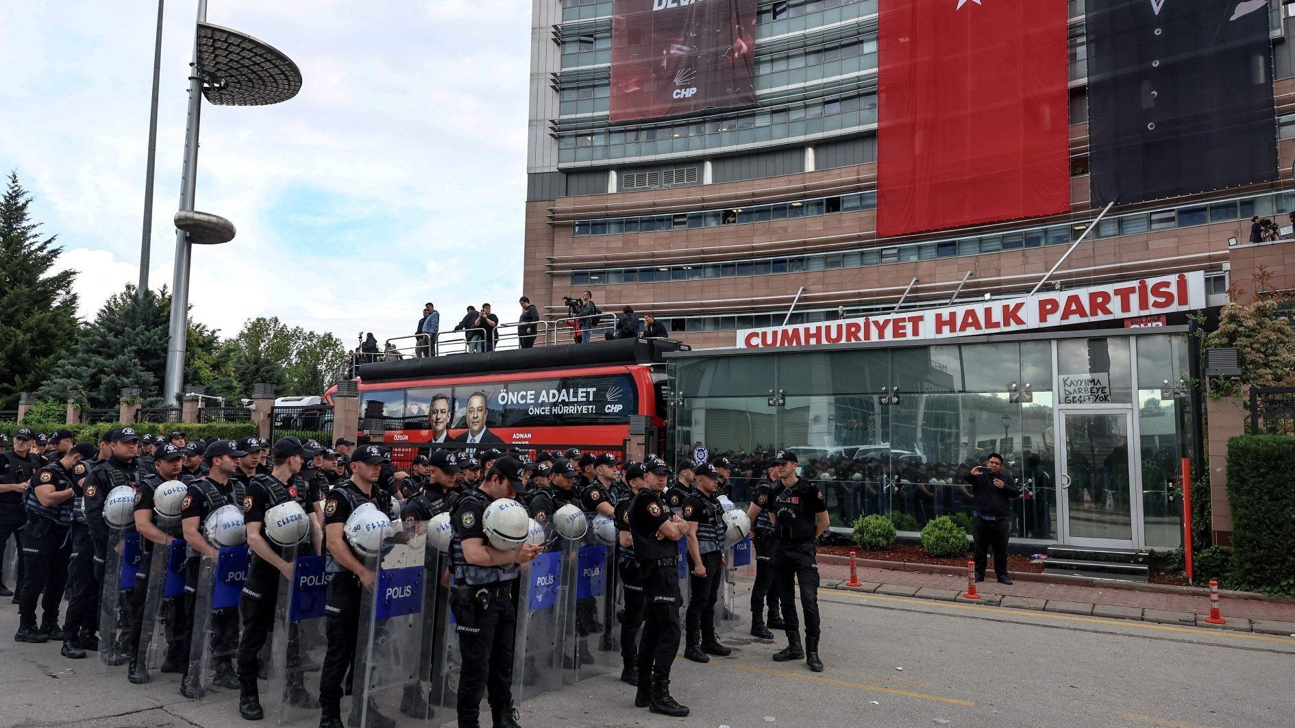 Türkiye's CHP plunged into crisis as Özel-Kılıçdaroğlu feud escalates
