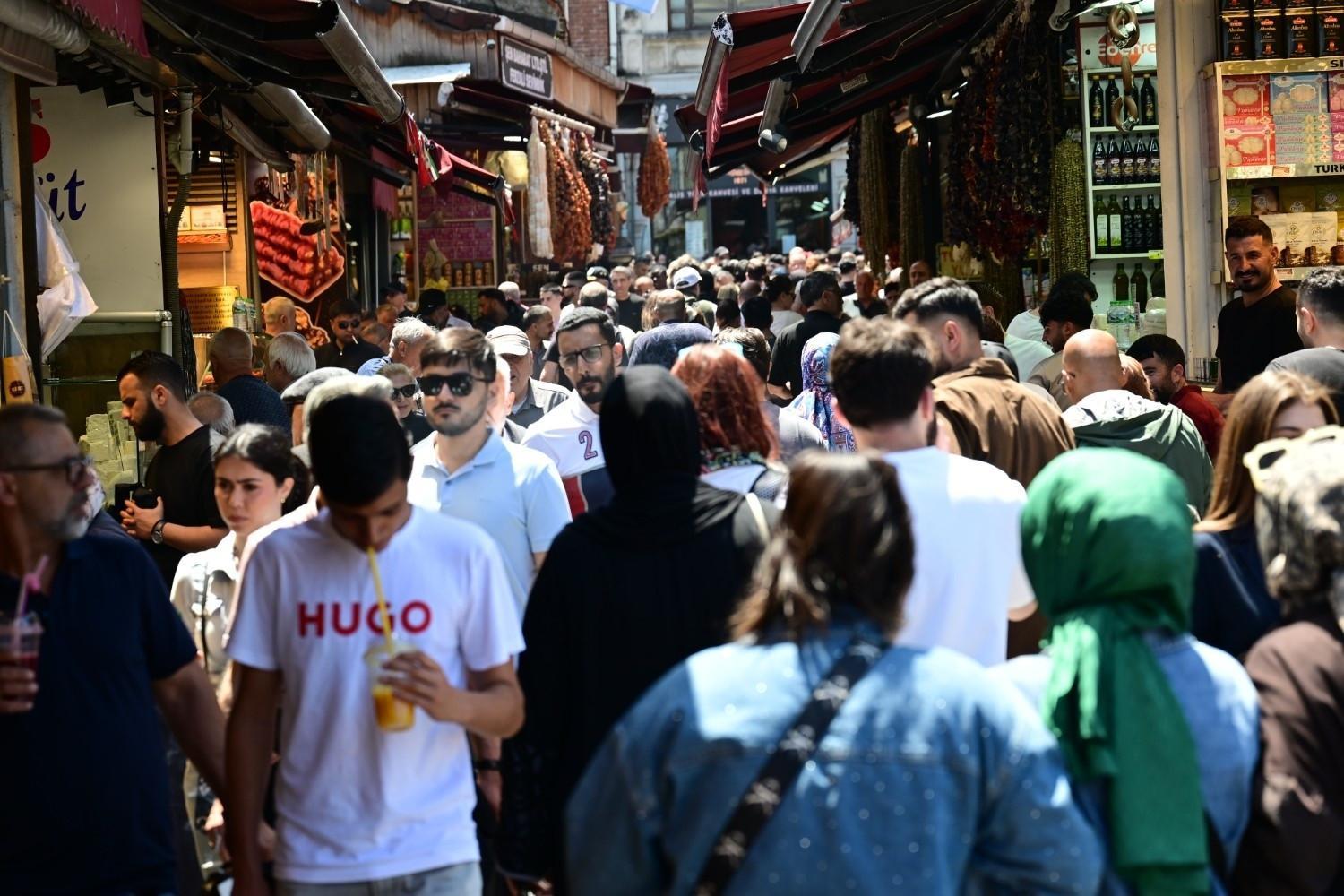 Eid al-Adha rush sweeps Türkiye from bazaars to roads