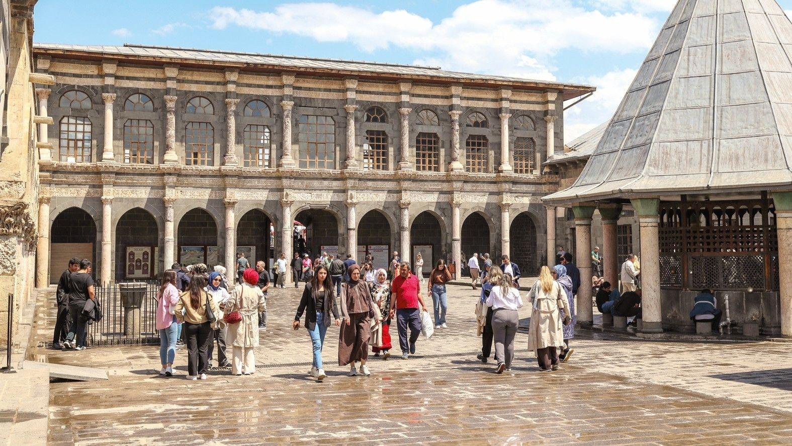 Eid travel rush drives major tourism boom in Diyarbakır