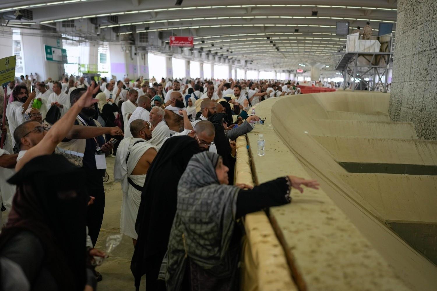 Hajj pilgrims stone the devil in final ritual