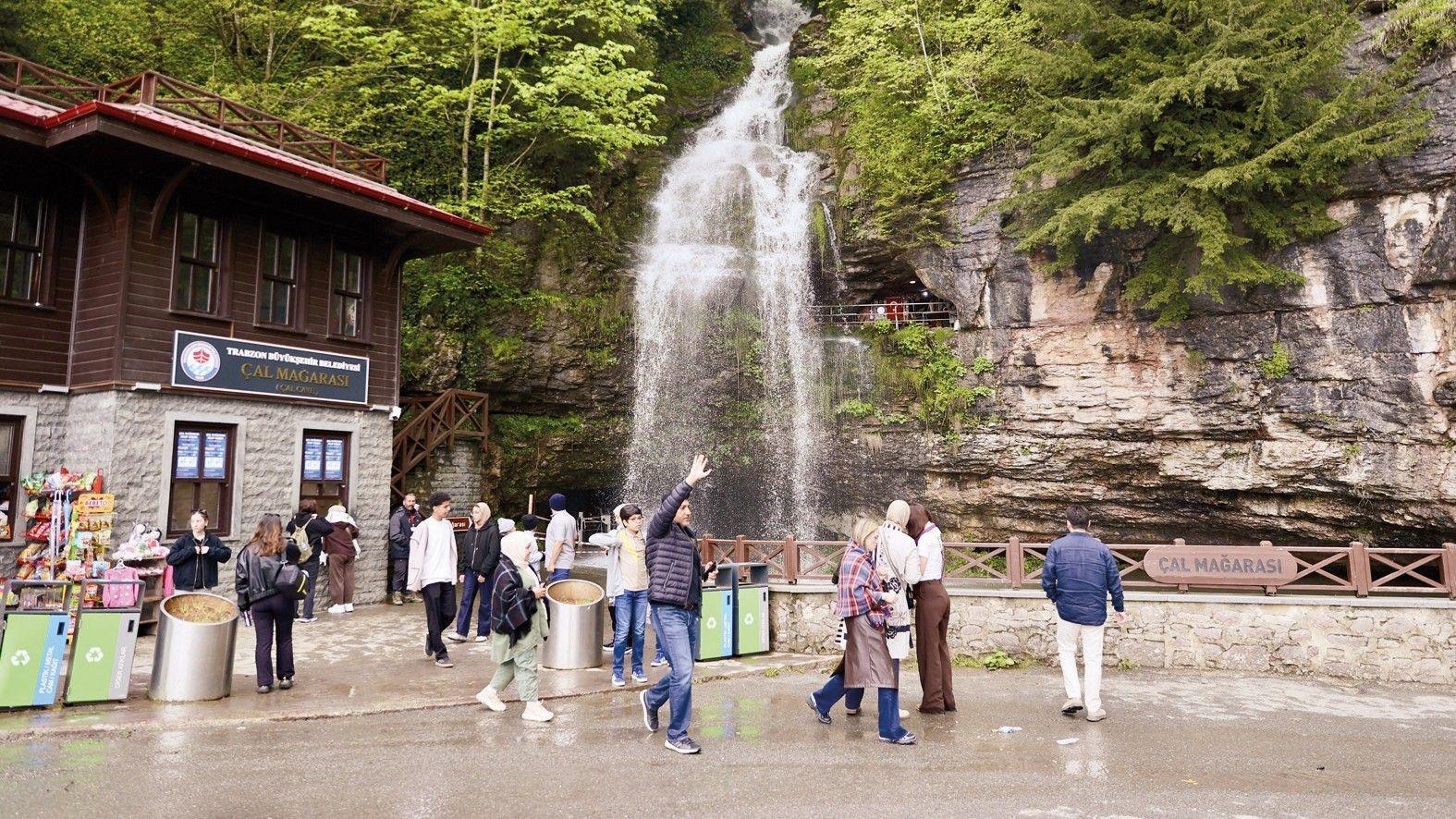 Trabzon’s iconic Çal Cave captivates holiday crowds
