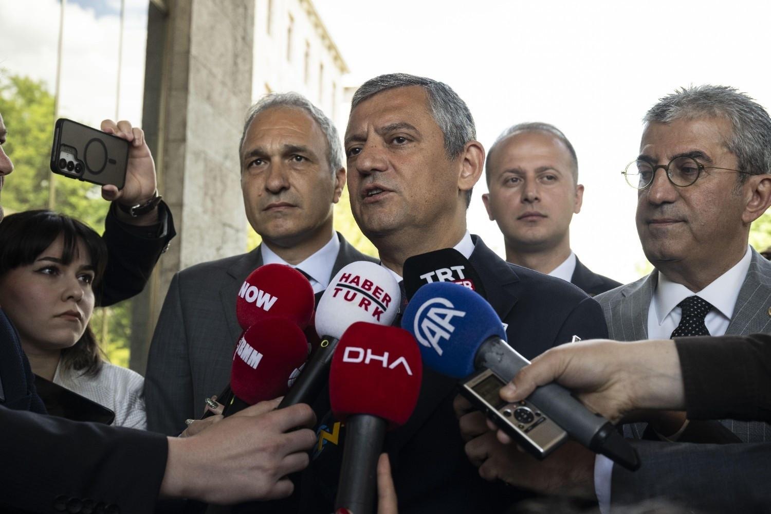 CHP’s Özel launches signature drive for extraordinary convention