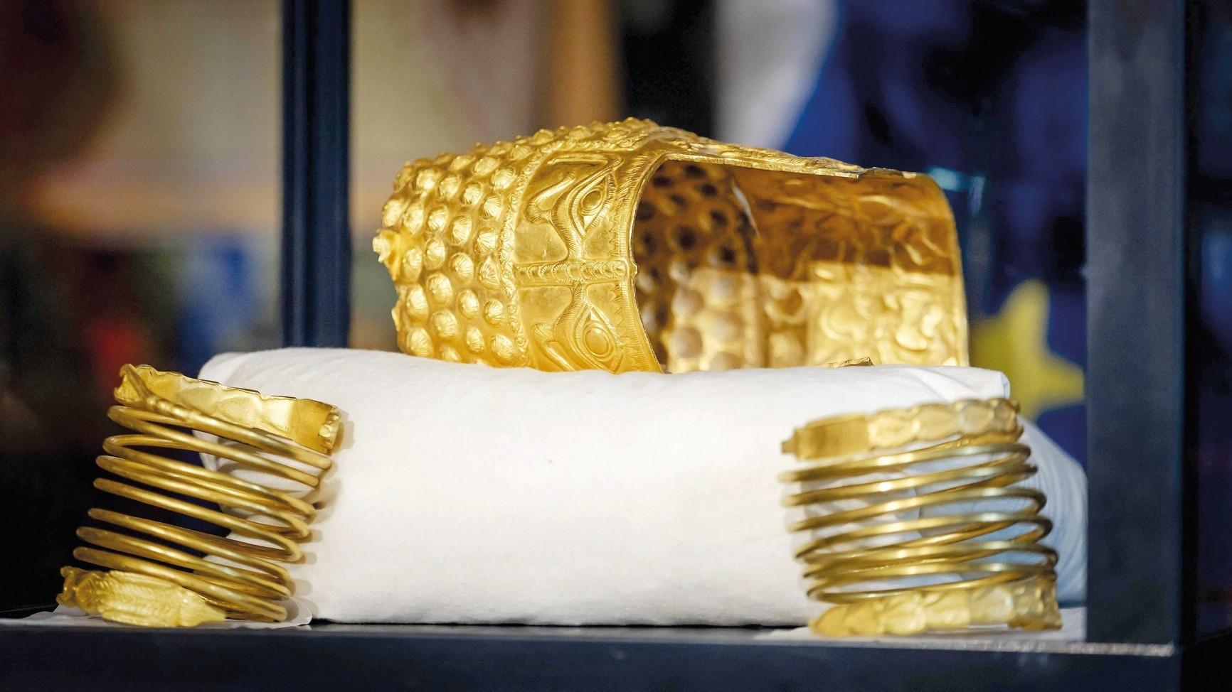 Dutch court jails trio over Romanian golden helmet theft