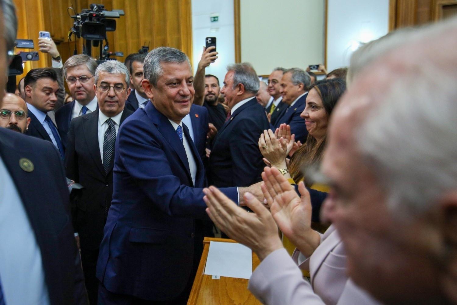 Özel allies resign from key CHP body over convention demand